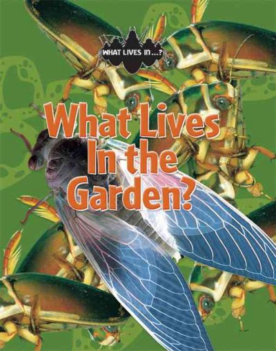 What lives in the garden? / John Woodward.